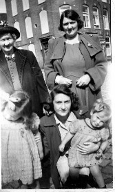 Achter(l)Christina Frantzen en (r) Anna Maria Christina Thoms en Joanna Christina Catharina Beeloo plus de meisjes Tineke(l) en Karen(r) de Heer met zelfgemaakte jurkjes van hun moeder Toos de Heer-Nederpel
