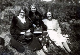 Marie Thoms en Cristina Thoms-Frantzen en Henriette Thoms
