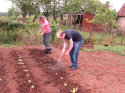 Dennis en Tamara in de moestuin(1)
