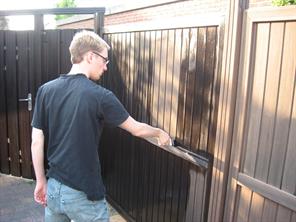 Dennis verft de schutting