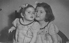 Karen(li) en Tineke(re) de Heer 